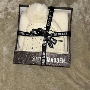 Steve Madden Cream Beanie and Scarf Set